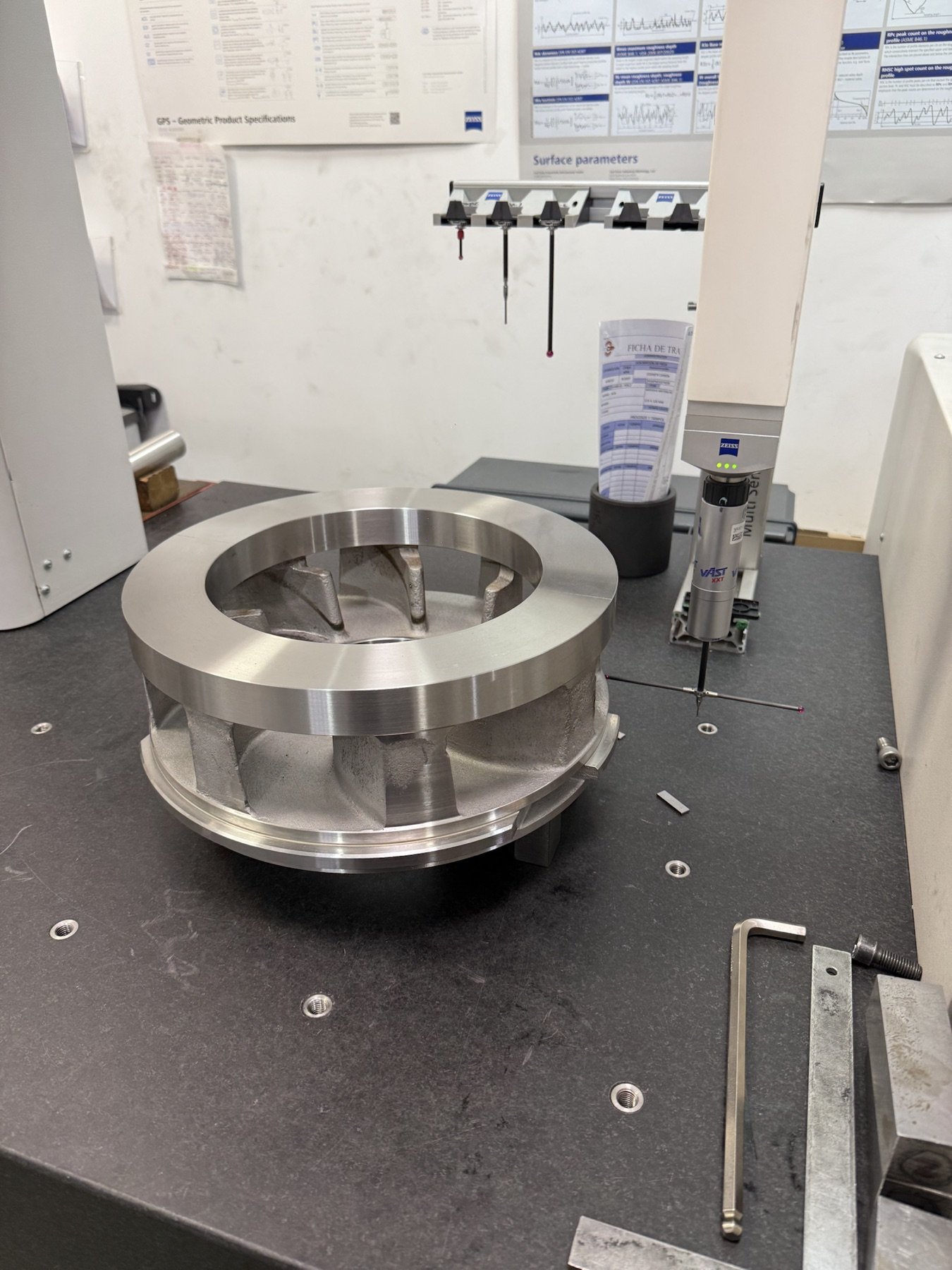 Componente industrial en la máquina tridimensional de AESA